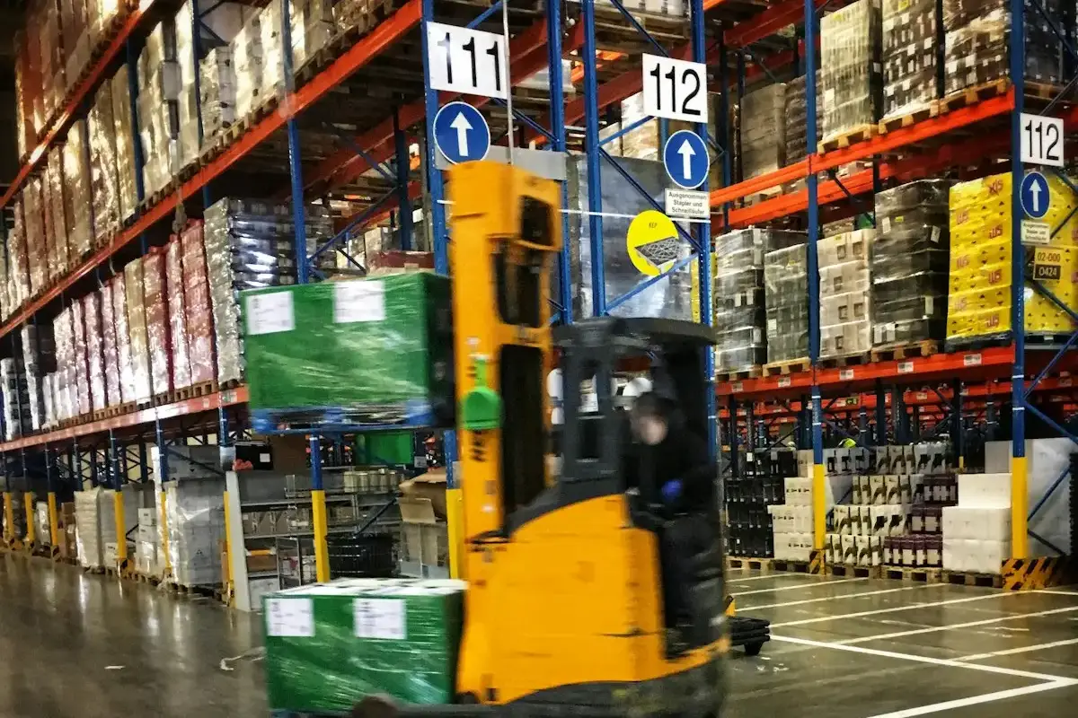 Autoelevador moviendo pallets en un depósito